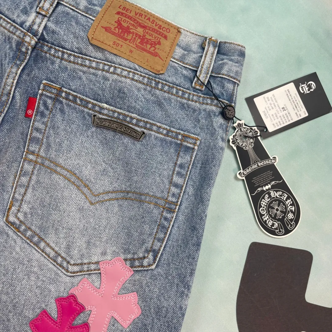 🅿️290 🔘Style No.-KL176 🔘Cro Heart𝐂𝐡𝐫𝐨𝐦𝐞 𝐇𝐞𝐚𝐫𝐭 Cross Pink Leather Distressed Retro Jeans* The quality is great and the price/performance ratio is amazing! There are styles with different washed textures. No matter you have thick or thin legs, the straight version can make your legs look great. The length is just right, very versatile and looks good with anything. It is a basic style for creating various styles. It must be added to the wardrobe must-have list! The fabric is stiff yet soft, full of texture. The ribs on the sides and cuffs of some pants are washed, giving them a vintage feel. The Kejia metal leather label above is super delicate. It doesn't just stick a cross on it and it's done. The turning lines are clear and smooth, and the craftsmanship is top-notch. Hardware such as buttons and zippers are all bearing the Kejia LOGO, and the high-cost washing process highlights the quality. The matching suggestions are as follows: Simple Clean Fit style: Pair with a white simple short-sleeved T-shirt, slightly tucked into the pants to create a natural sense of stacking, and then put on a pair of white moral training shoes, clean and neat, easy to achieve the Clean Fit style. Retro casual style: You can wear a loose light-colored plaid shirt on the upper body, tied casually around the waist, with a white vest underneath, a pair of brown retro sneakers, and a pair of black-framed sunglasses, which is full of retro casual style. Trendy street style: Wear a loose colorful hooded sweatshirt, match it with a pair of colorful sneakers, such as Adidas' Yeezy series, and carry a personalized graffiti backpack to achieve a full sense of street fashion.  Size: S M L XL (28.30.32.34) Color: Blue